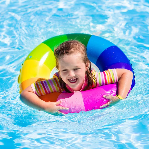 Liten flicka med leksak ring i poolen — Stockfoto