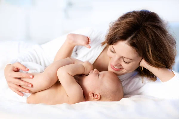 Baby en moeder thuis in bed. Moeder en kind. — Stockfoto
