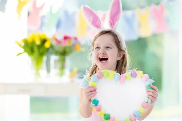 Petite fille dans les oreilles de lapin sur la chasse aux œufs de Pâques — Photo
