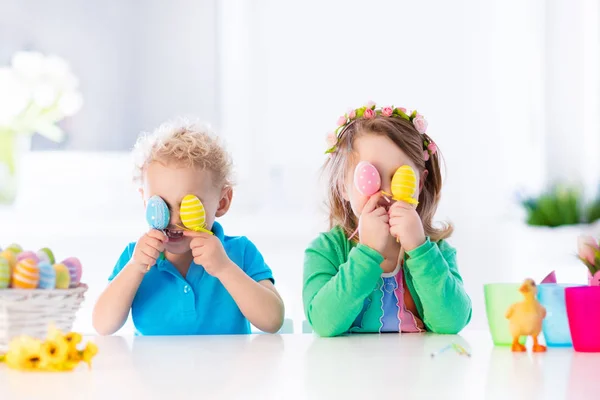Dzieci z kolorowych pisanek na jajko polować — Zdjęcie stockowe
