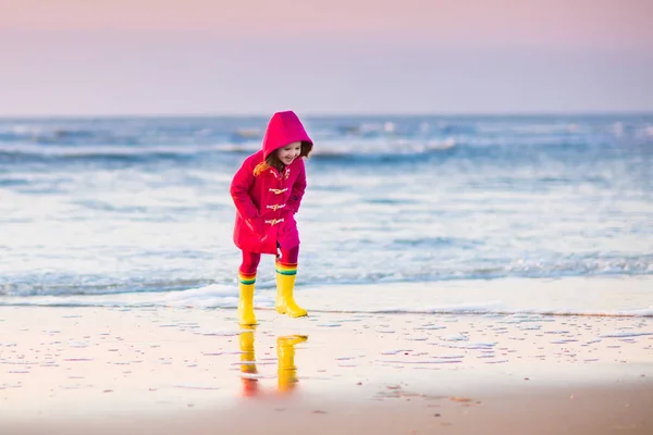 Bambino sulla spiaggia del Mare del Nord in inverno — Foto Stock