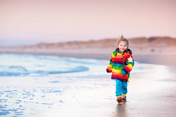 Child on North Sea beach in winter — Stock Photo, Image