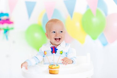 Küçük bebeğim ilk doğum günü kutluyor