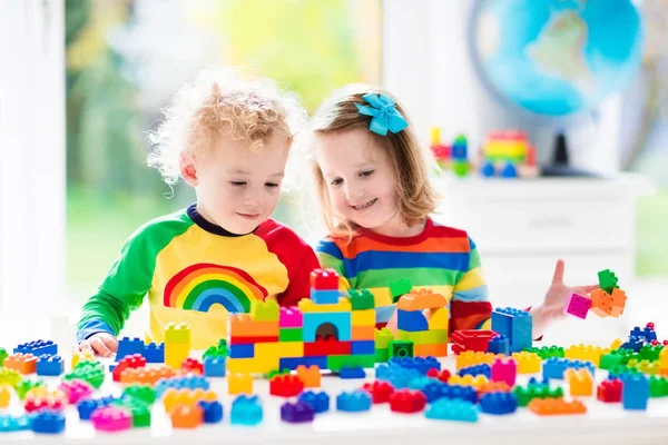 Děti hrají s barevnými bloky — Stock fotografie