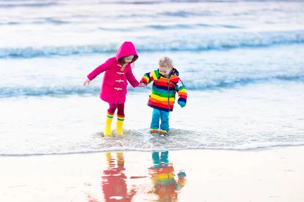 Crianças na praia do Mar do Norte no inverno — Fotografia de Stock