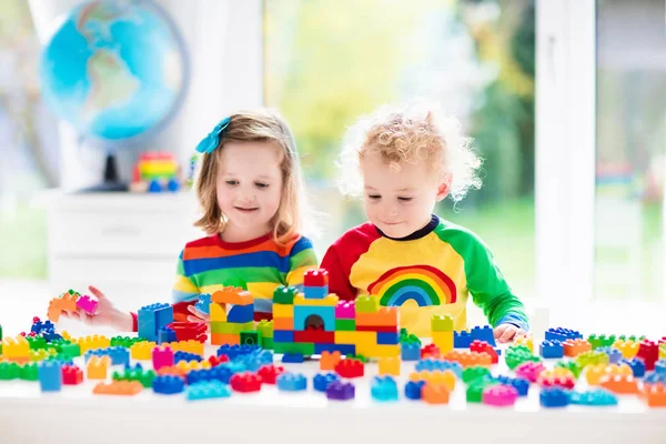 Barn som leker med färgglada blocken — Stockfoto