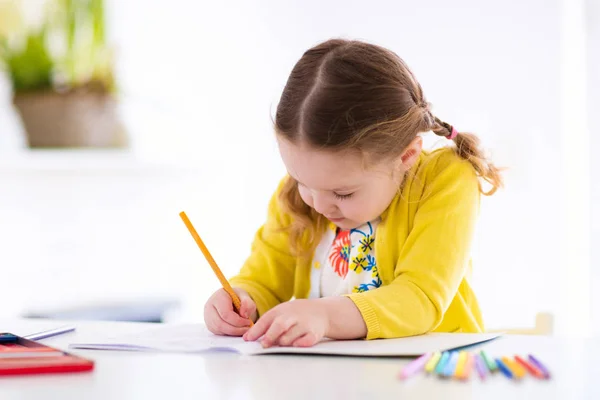 Kinder lesen, schreiben und malen. Kind macht Hausaufgaben. — Stockfoto