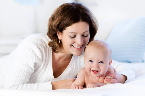 Bebê e mãe em casa na cama. Mãe e filho . — Fotografia de Stock