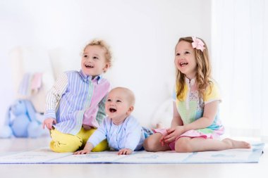 Evde, kız ve erkek kardeşim aşk oynayan çocuklar