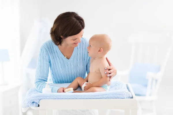 Madre cambiando pañal a bebé niño —  Fotos de Stock