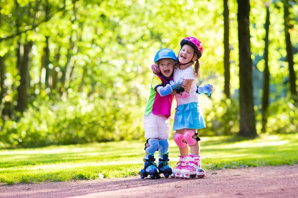 Kinder-Rollschuhlaufen im Sommerpark — Stockfoto