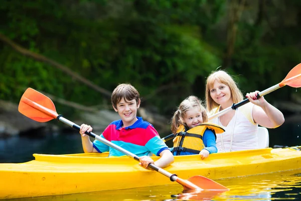 Familia disfrutando del paseo en kayak por un río —  Fotos de Stock