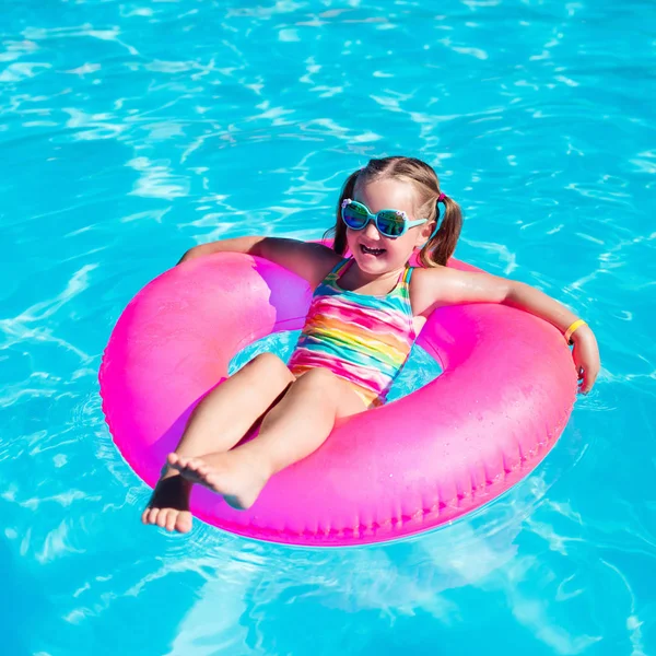 Petite fille avec anneau jouet dans la piscine — Photo