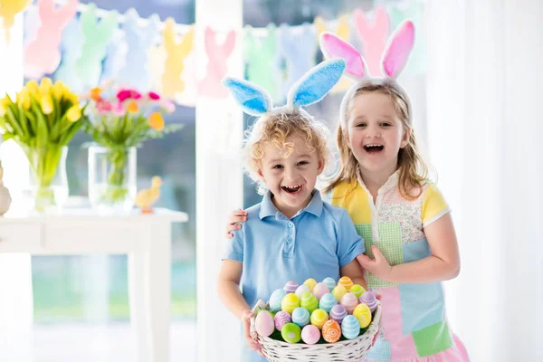 Kinderen met eieren mand op Easter egg hunt — Stockfoto