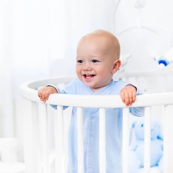 Beyaz kreş yatakta duran erkek bebek — Stok fotoğraf