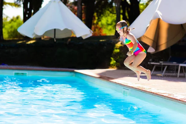 Bambina che salta in piscina — Foto Stock