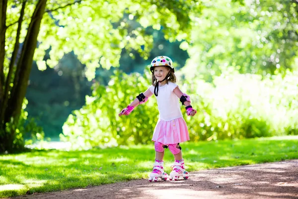 어린 소녀는 공원에서 롤러 스케이트 신발 — 스톡 사진