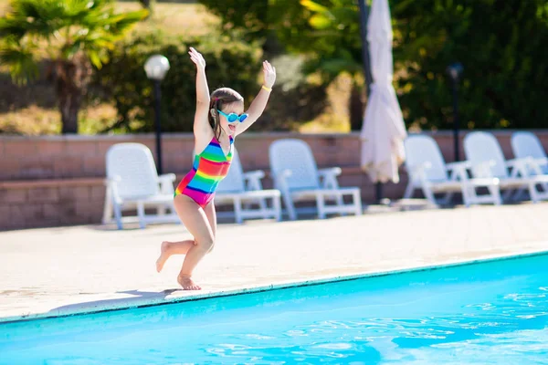 Ребенок в бассейне на летних каникулах — стоковое фото