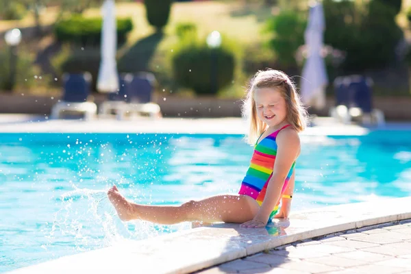 Dítě v bazénu na letní prázdniny — Stock fotografie