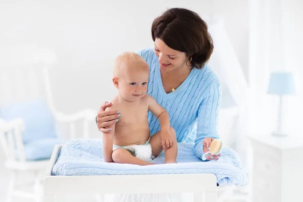 Madre cambiando pañal a bebé niño —  Fotos de Stock