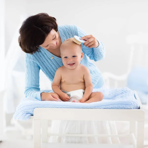 Mère changeant de couche en bébé garçon — Photo