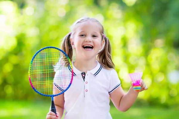 Kind spelen badminton of tennis buiten in de zomer — Stockfoto