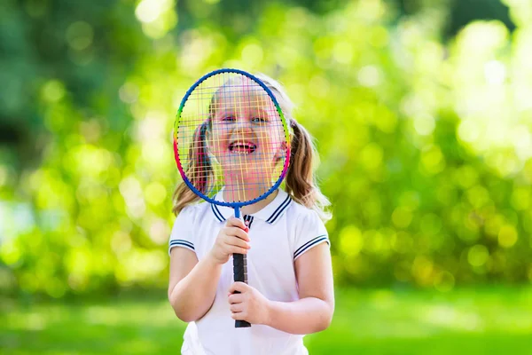 Kind spielt im Sommer im Freien Badminton oder Tennis — Stockfoto