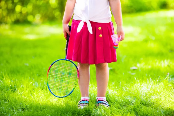 Το παιδί παίζοντας μπάντμιντον ή τένις υπαίθρια το καλοκαίρι — Φωτογραφία Αρχείου