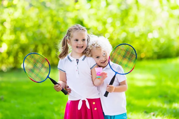 Los niños juegan al bádminton o al tenis en pista al aire libre — Foto de Stock