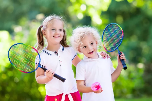 Los niños juegan al bádminton o al tenis en pista al aire libre — Foto de Stock