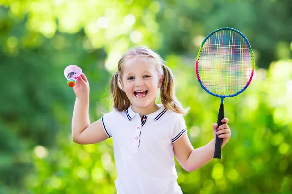 Criança jogando badminton ou tênis ao ar livre no verão — Fotografia de Stock