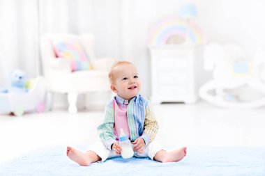 Erkek bebek şişe içme sütü veya formül ile