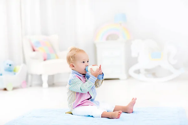 Chlapeček s lahví pití mléka nebo vzorec — Stock fotografie