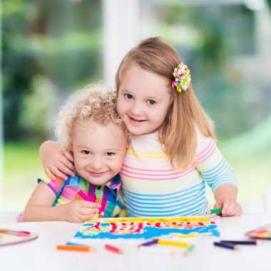 Çocuklar boya ve evde çizmek