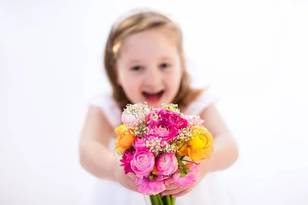 Petite fille avec bouquet de fleurs — Photo