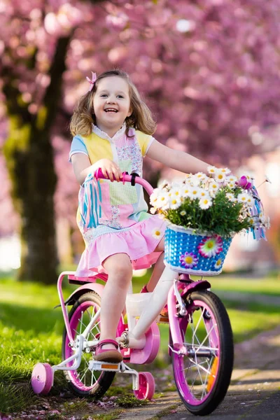 Niña montando en bicicleta. Niño en bicicleta . —  Fotos de Stock