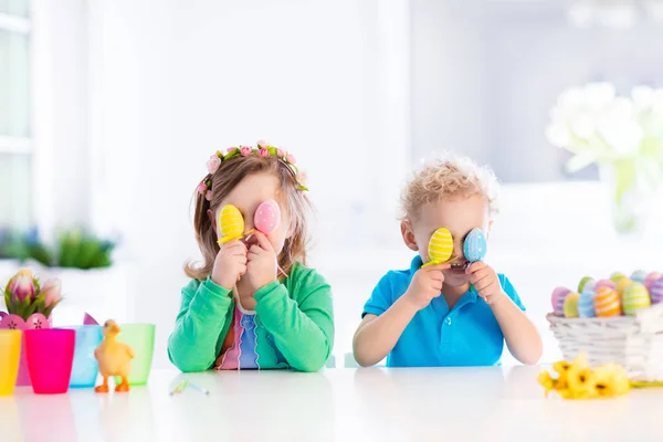 다채로운 부활절 계란 계란에 아이 사냥 — 스톡 사진