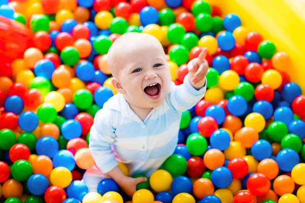 Enfant jouant dans la fosse à balles sur une aire de jeux intérieure — Photo