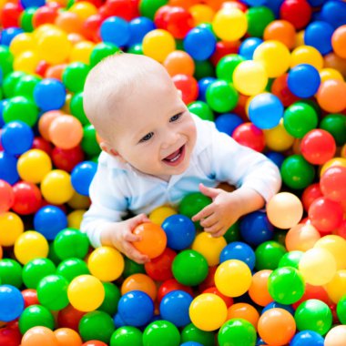 Top havuzuna kapalı oyun oynayan çocuk