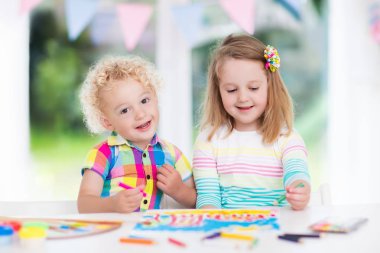 Çocuklar boya ve evde çizmek