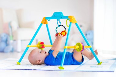 Bebek çocuk oyun mat. Spor salonunda oynayan çocuk.