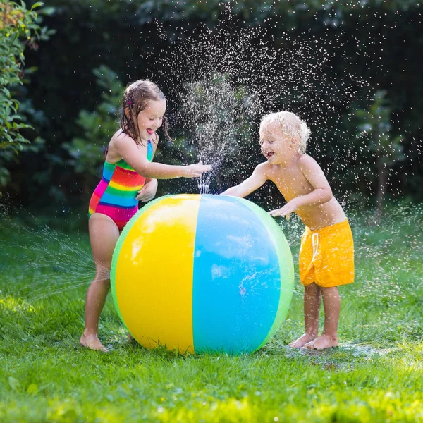 Bambini che giocano con il giocattolo della palla dell'acqua — Foto Stock