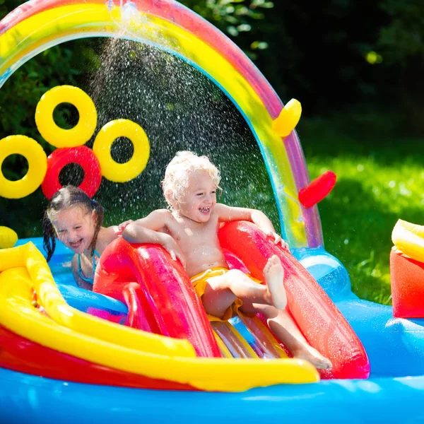 Kinder spielen im aufblasbaren Schwimmbad — Stockfoto