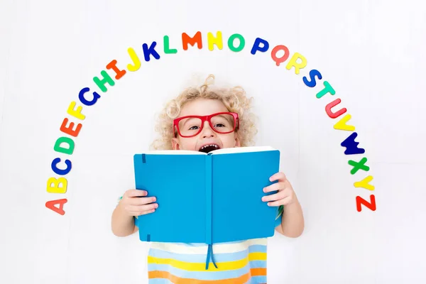 Nauka liter alfabetu i czytania dziecko — Zdjęcie stockowe