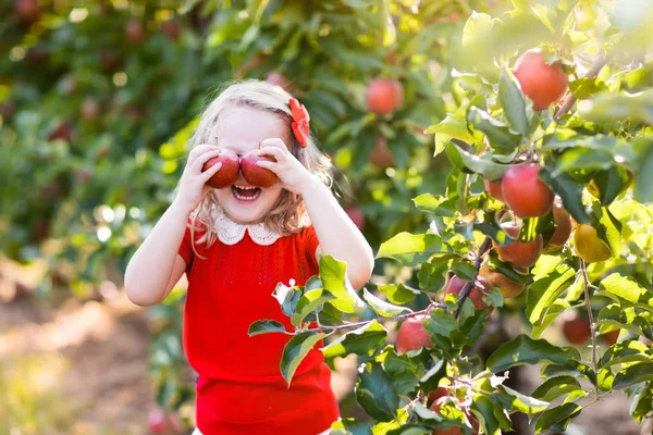 Küçük kız malzeme çekme elma meyve bahçesinde — Stok fotoğraf