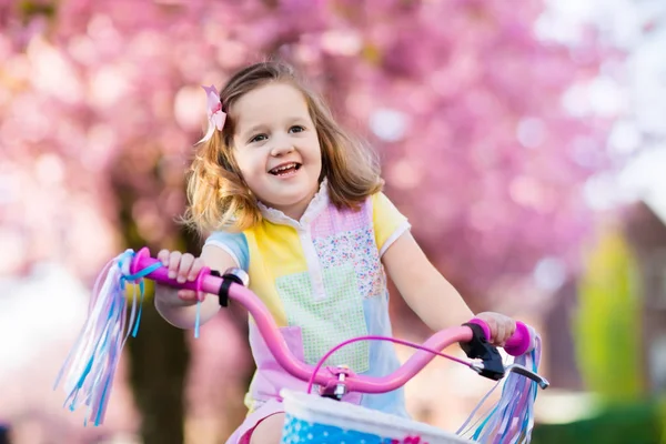Meisje met een fiets. Kind op fiets. — Stockfoto
