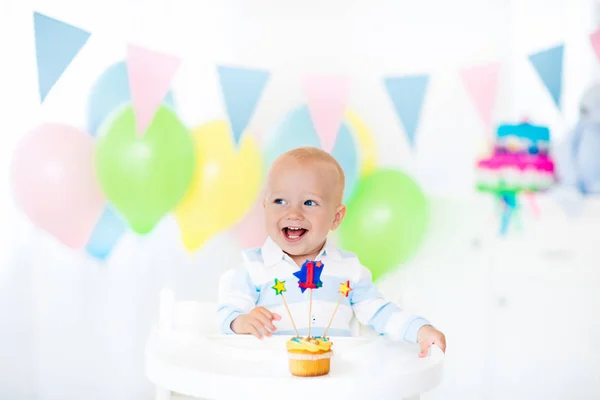 Liten pojke som firar första födelsedagen — Stockfoto