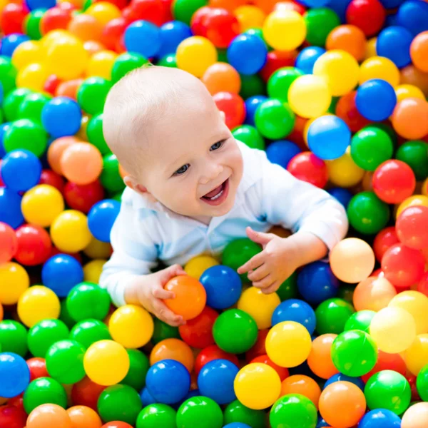 Child playing in ball pit on indoor playground — Stock Photo, Image