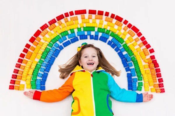 Niño jugando con arco iris bloques de plástico juguete —  Fotos de Stock