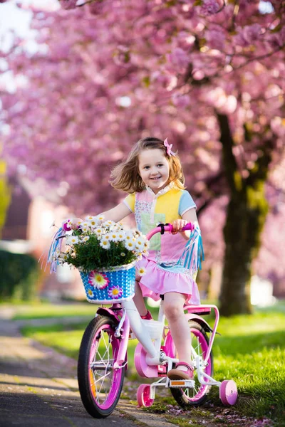 Liten flicka rider en cykel. Barn på cykel. — Stockfoto